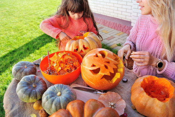 雕刻万圣节南瓜的特写照片图片下载