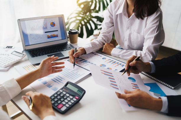 商务人士开会讨论市场形势。企业金融的概念图片下载