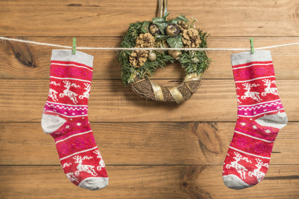 圣诞节的背景是两只红色的袜子放在绳子上。图片下载