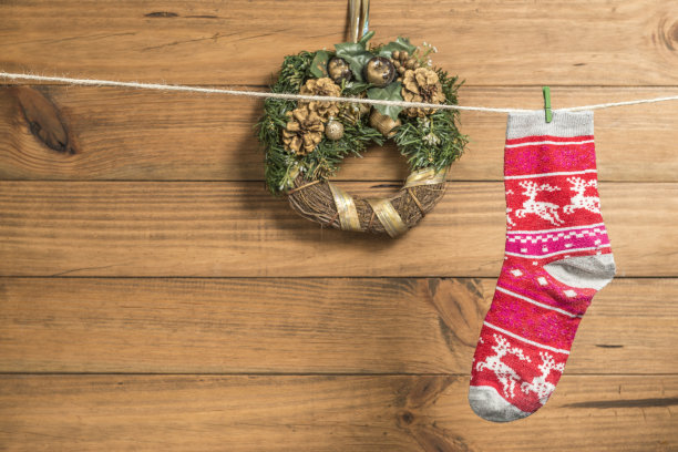 圣诞背景与红色袜子放在绳子上。图片下载