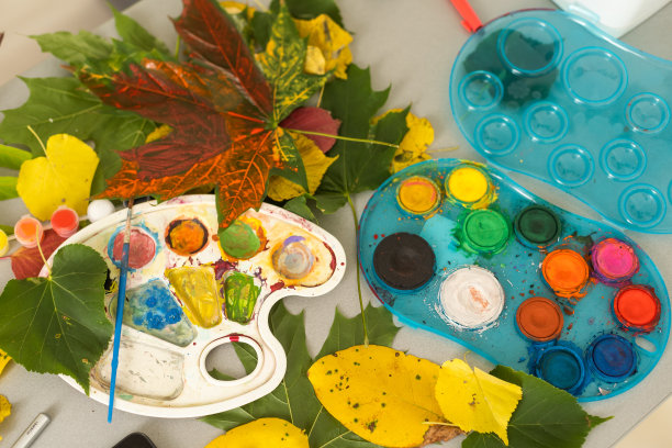 记事本与水彩画秋天的叶子。职场艺术家视角图片下载