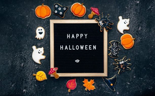 万圣节糖果饼干，黑板上写着文字图片下载