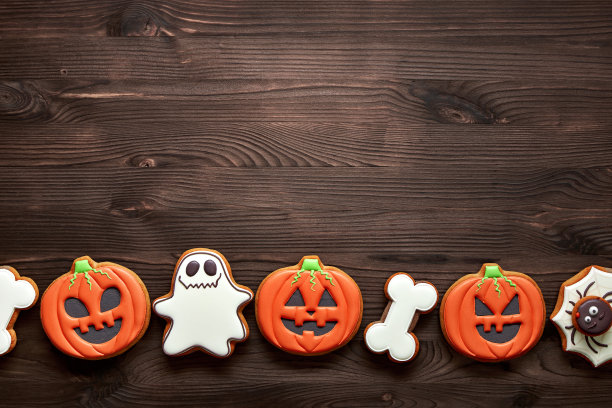 万圣节姜饼饼干-南瓜，鬼，蜘蛛和骨头在木制背景。前视图。图片下载
