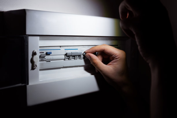 中断的概念。调查一个家用保险丝盒。图片下载