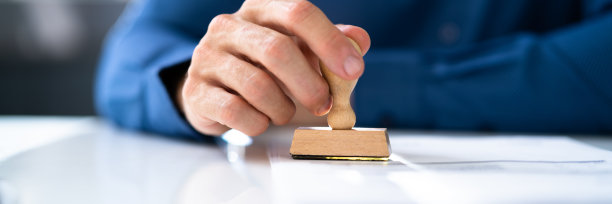 纸上的商标保护橡皮图章图片下载