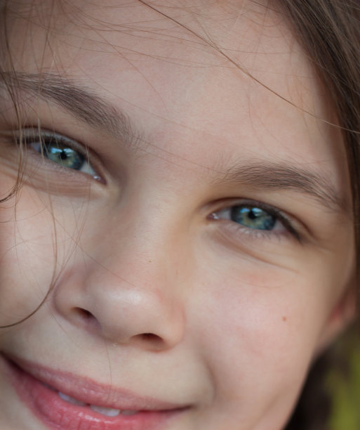 一个小女孩的特写肖像。图片下载