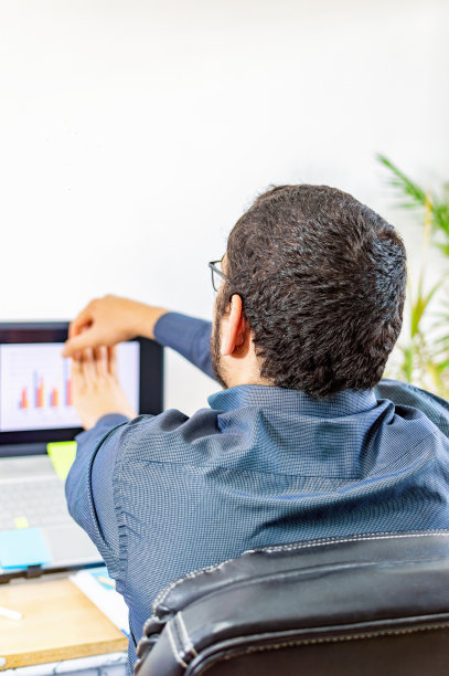 创意商务男士在办公室伸展身体练瑜伽图片下载