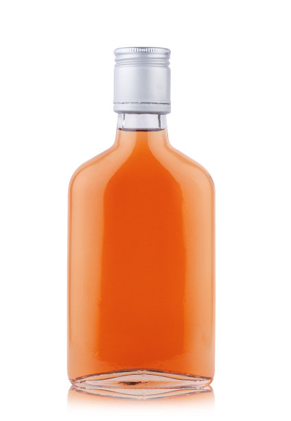 白兰地干邑小口袋烧瓶瓶没有标签和银盗窃帽孤立在白色背景图片下载