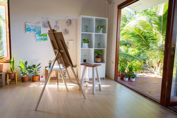 艺术工作室在家里，教室。图片下载