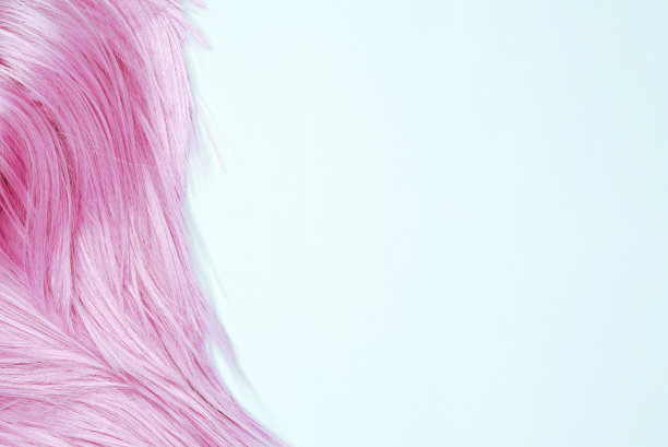 染成粉红色的直发的特写。头发护理和造型概念。发型师业务的抽象背景。亮粉色假发配浅蓝色。日常美容美发。图片下载