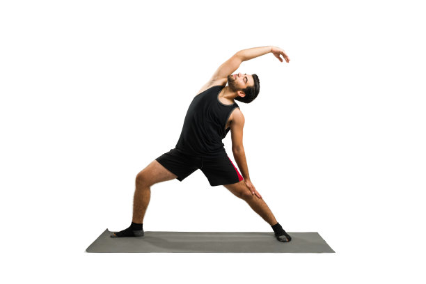 微笑迷人的男人享受他的日常瑜伽锻炼图片下载