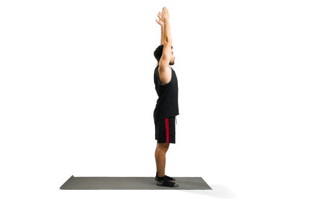 健美男子放松的同时练习拜日式瑜伽姿势图片下载