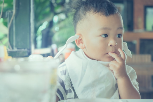 小男孩喜欢吃饭的时间图片下载