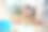 开朗的小女孩戴着耳机用画笔和水彩画画画。儿童创意艺术课程图片下载