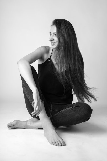 工作室肖像美丽的长发女人与牛仔裤图片下载