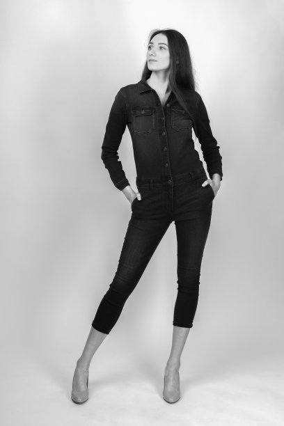 美丽苗条的女子配牛仔裤黑白写真套装图片下载