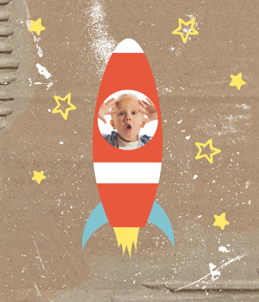 与可爱的学龄男孩的艺术拼贴画在灰色背景上孤立的火箭飞船。童年，梦想，学习，回到学校图片下载