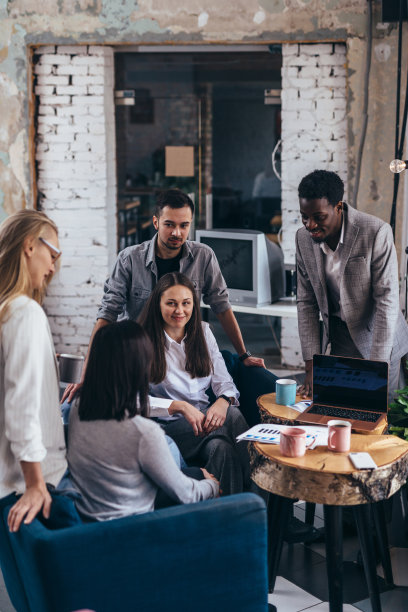 办公室里的人们在非正式会议上交谈。图片下载