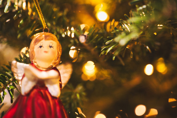 圣诞树上的圣诞装饰品图片下载