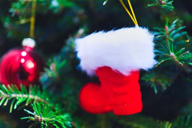 圣诞树上的圣诞装饰品图片下载