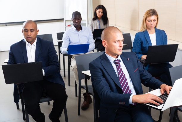 国际商务人士在会议室的电脑前工作图片下载