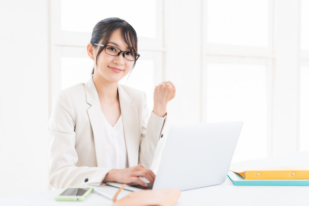 年轻的亚洲女商人使用笔记本电脑图片下载