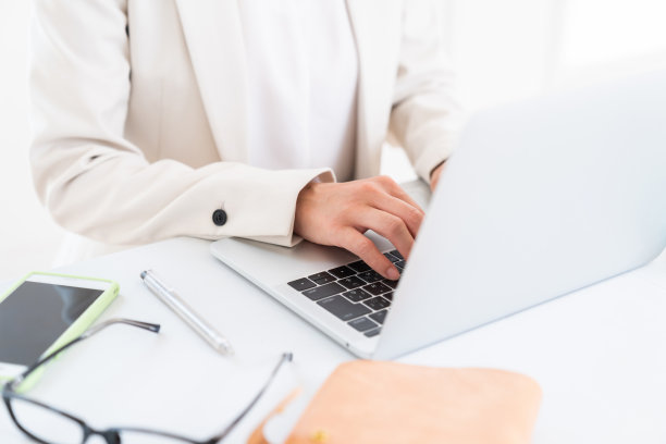 亚洲女商人使用笔记本电脑，双手图片下载