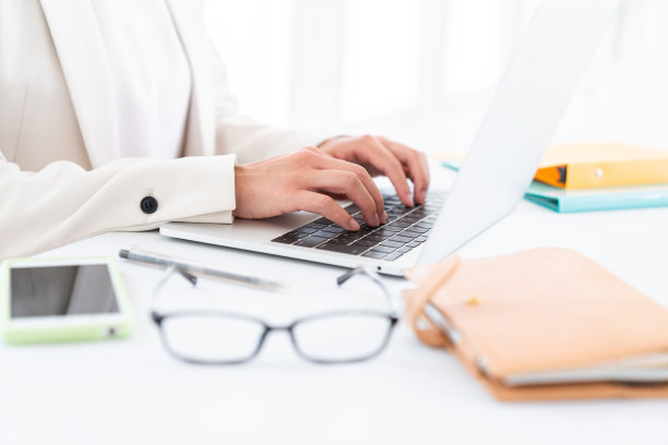 亚洲女商人使用笔记本电脑，双手图片下载