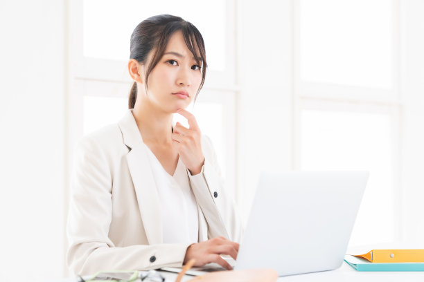 年轻的亚洲女商人在使用笔记本电脑，想想图片下载