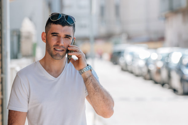 年轻人在街上用手机或智能手机聊天图片下载