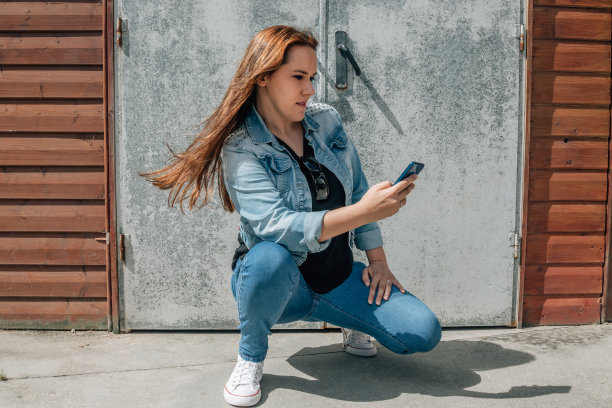 在街上拿着手机的女人图片下载