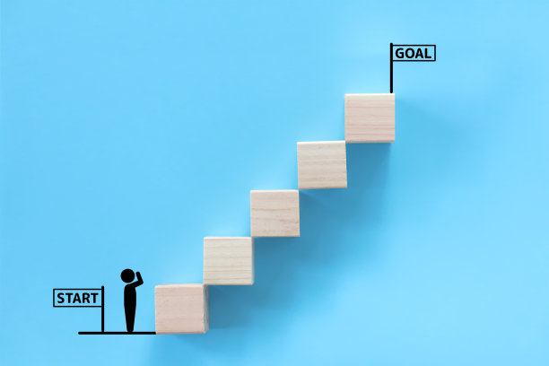 抬头看着球门的象形文字。图片下载