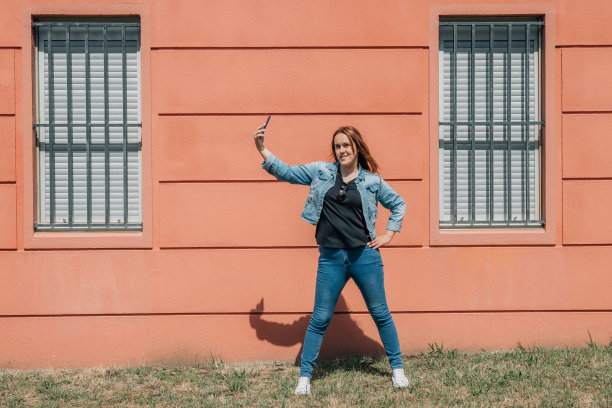 女孩在街上拿着手机图片下载