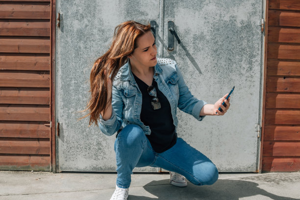 在街上拿着手机的女人图片下载