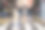 一个成熟的女人走在公交站的斑马线上图片下载