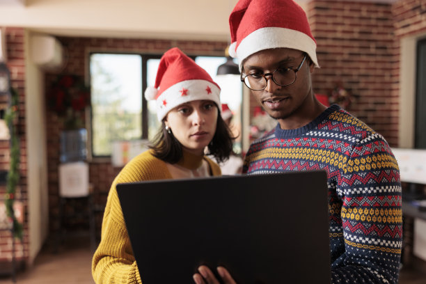 多民族团队的同事在笔记本电脑上工作图片下载