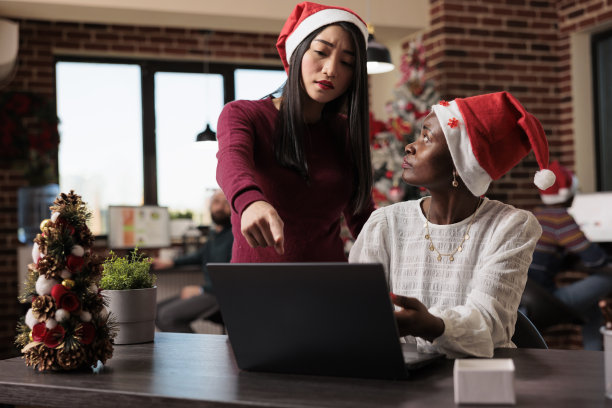 多样化的女性在节日商务办公室中进行团队合作图片下载