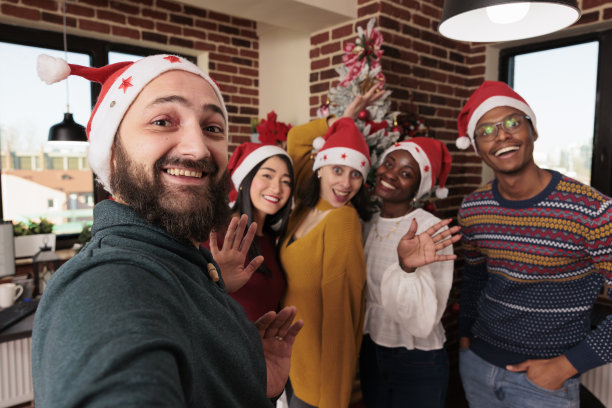 多民族的人们与树合影图片下载