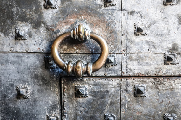 靠近门环上的旧金属门，热那亚，意大利图片下载