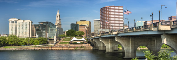 美国康涅狄格州哈特福德市中心的建筑全景图片下载