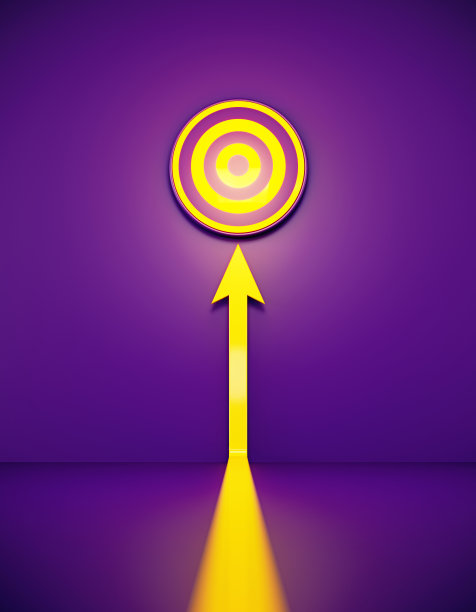黄色箭头和目标在紫色背景前发光图片下载