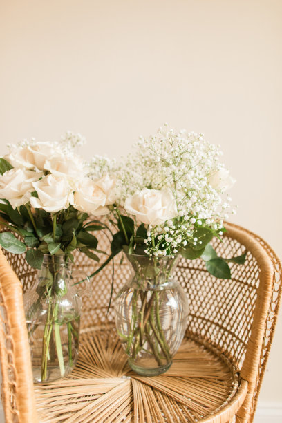 在佛罗里达州西棕榈滩，带着婴儿气息的软奶油色玫瑰和玻璃花瓶里的绿色植物，为一个简单而甜蜜的以“打开一个”为主题的第一个生日派对图片下载