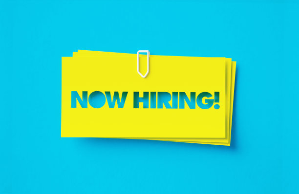 现在雇佣写的黄色胶粘笔记坐在蓝色的背景图片下载