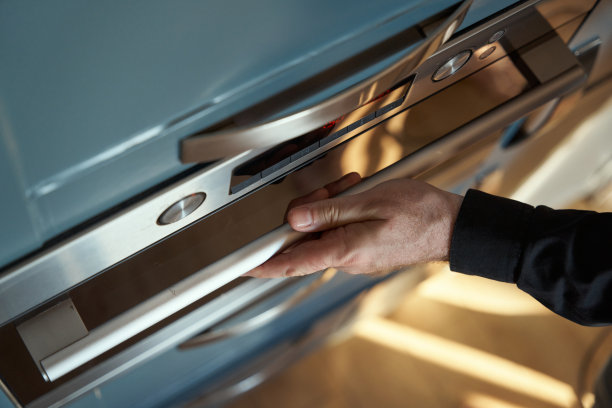 一只手打开了现代厨房的烤箱图片下载