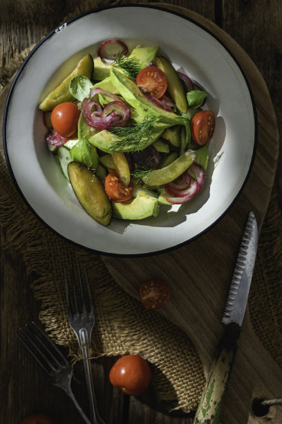 新鲜健康的梅子和鳄梨沙拉图片下载