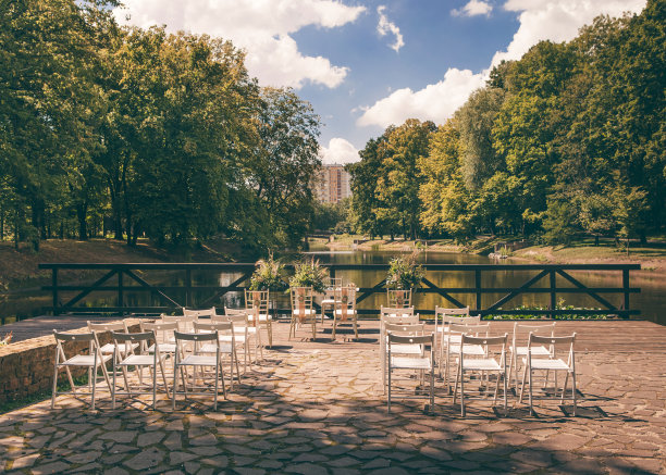 湖上的地方为婚礼做准备图片下载