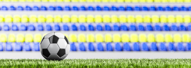草地上的足球-空旷的看台在背景-全景与自由的文字空间图片下载