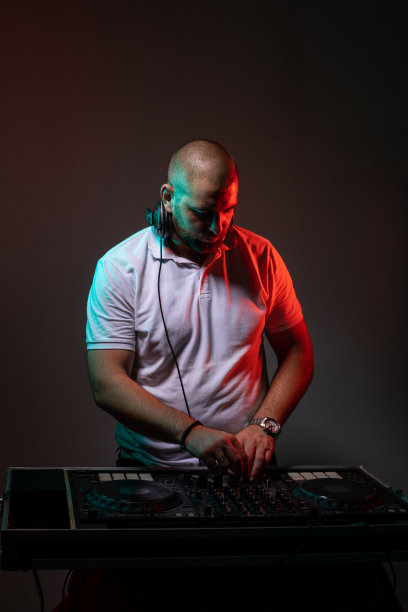 DJ为流行音乐活动派对库存照片图片下载
