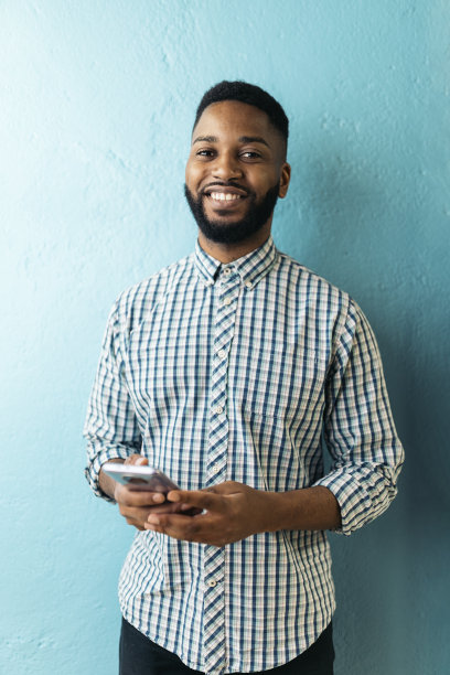 非洲商人使用电话图片下载