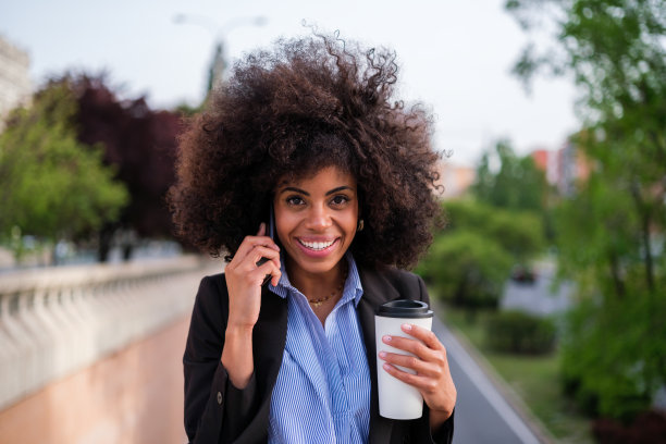 生活方式肖像的年轻人与卷发图片下载